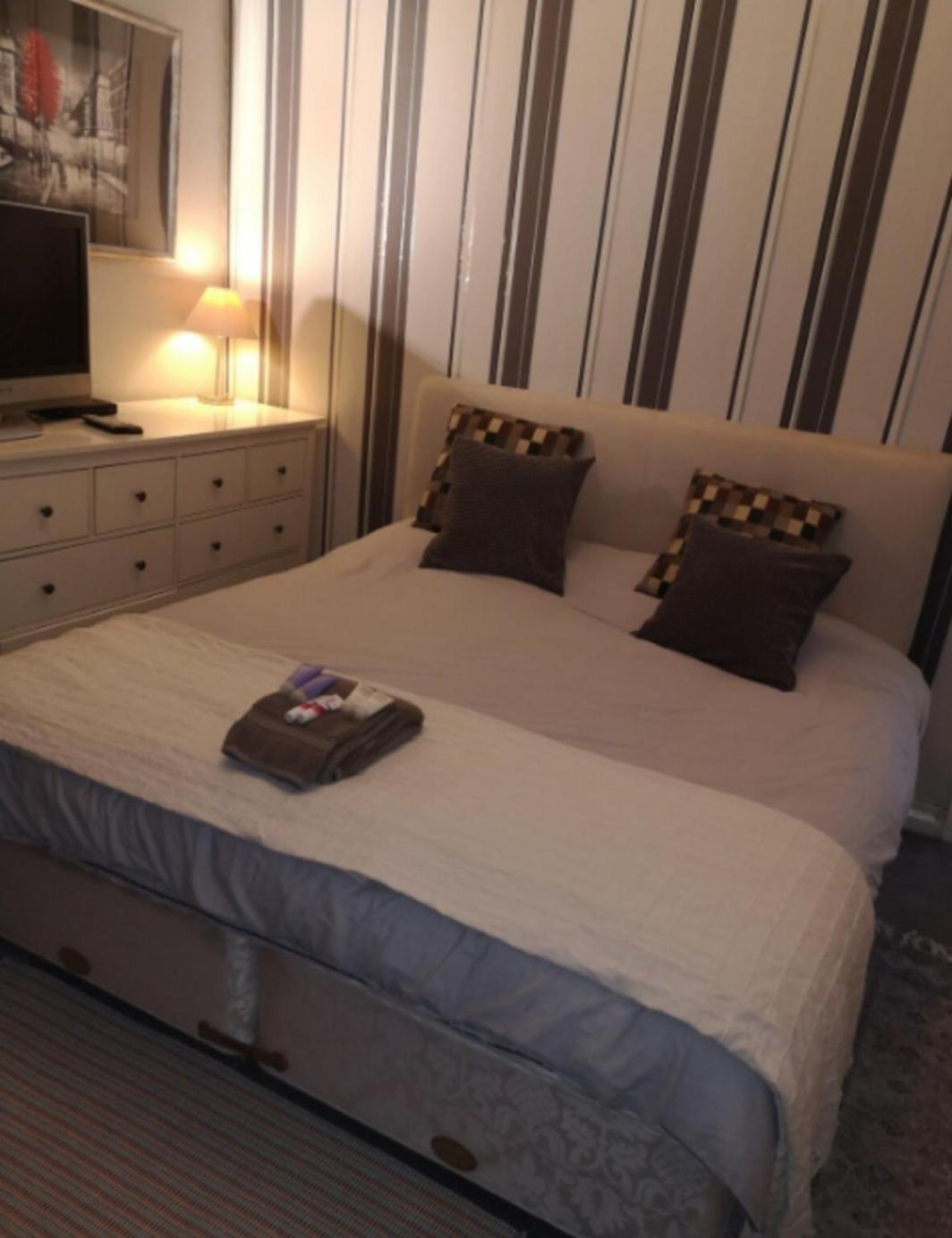 Spacious Double Bedroom In Kensington * London