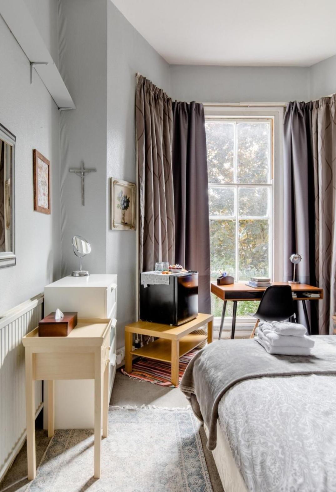 Spacious Double Bedroom In Kensington Homestay London