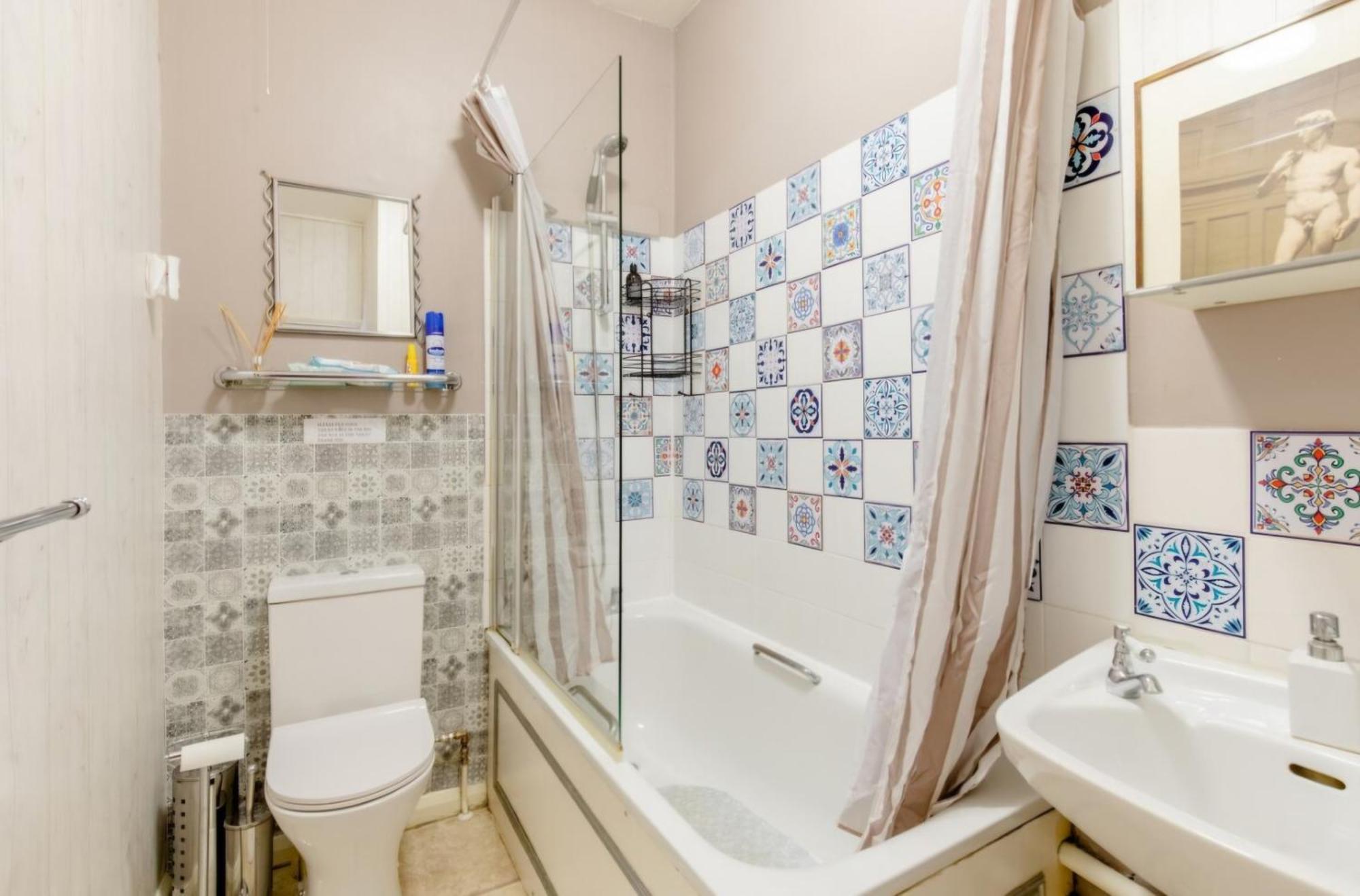 Spacious Double Bedroom In Kensington Homestay