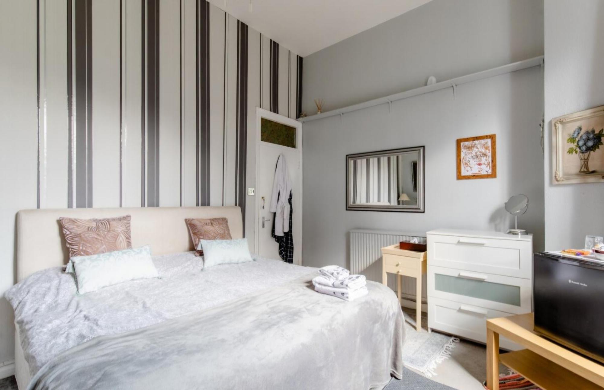 Spacious Double Bedroom In Kensington Homestay *