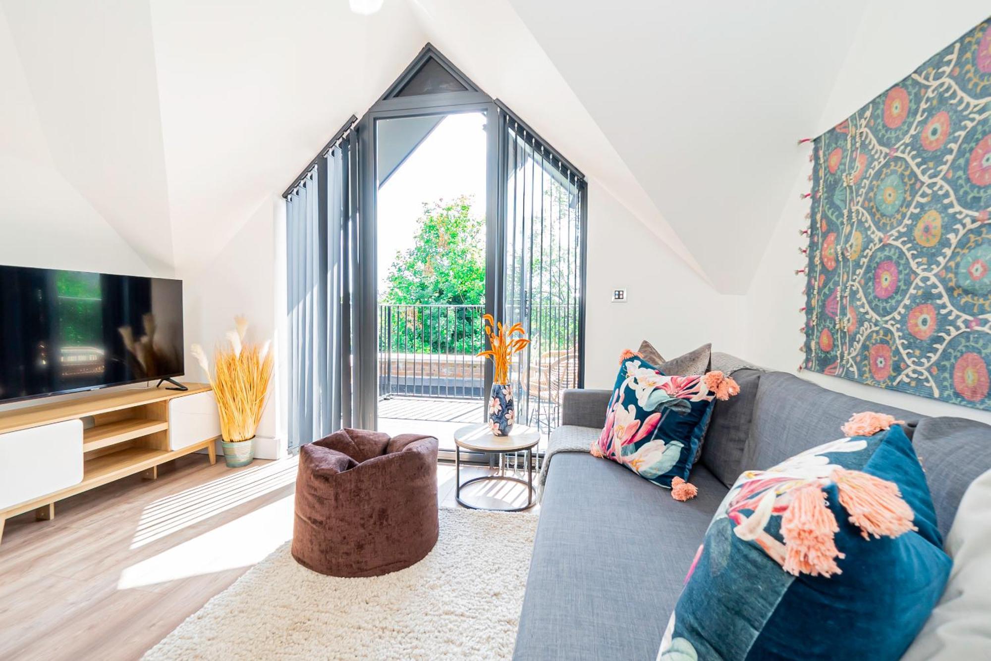 Leilighet Superb Floor 1-bedroom Flat With Charming Two Balconies *
