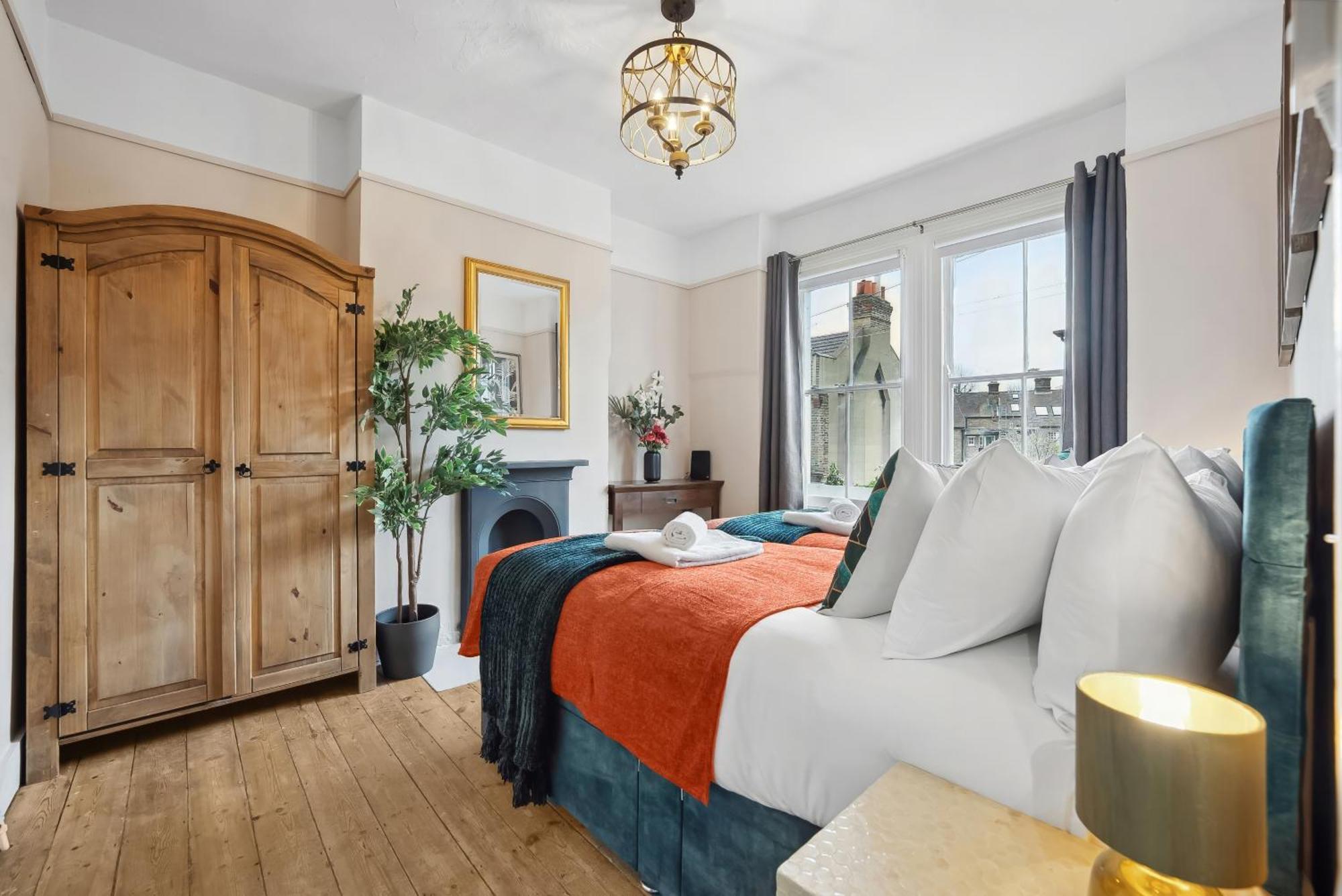Stylish Edwardian Escape In Southwark 3 Bedroom Maisonette By Gold Apartment