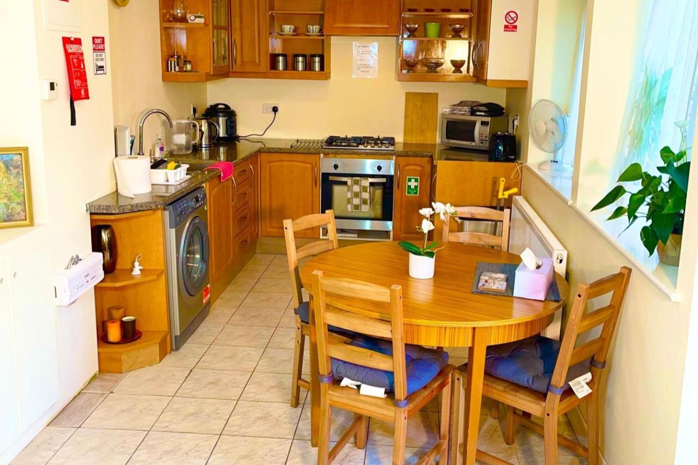 Apartment 1b-sleeps4-freeparking-pets-wifi-london