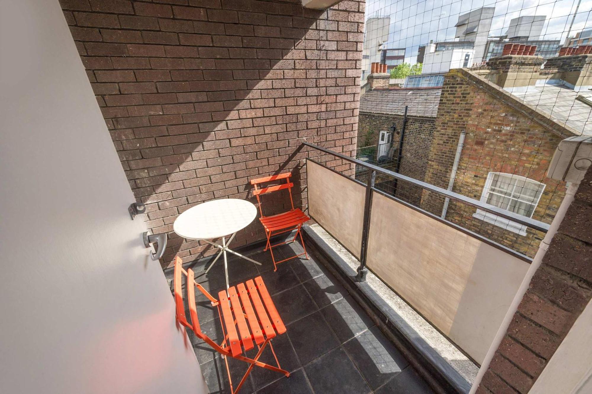 The Snug Spot - Fitzrovia - By Frankie Says London