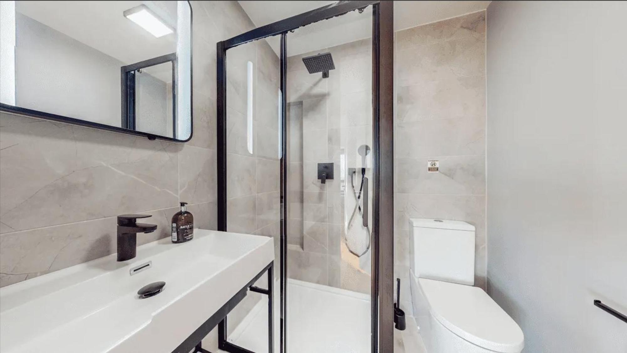 View Hackney High End 3-bedroom Flat Apartment *