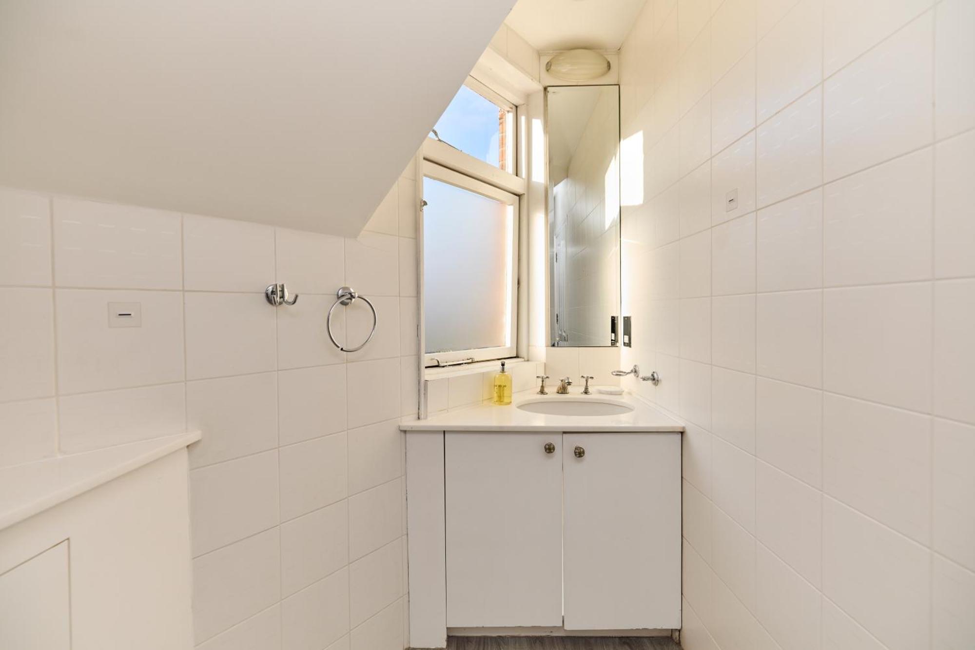 The Hampstead Getaway - Charming 5bdr With Conservatory Apartment