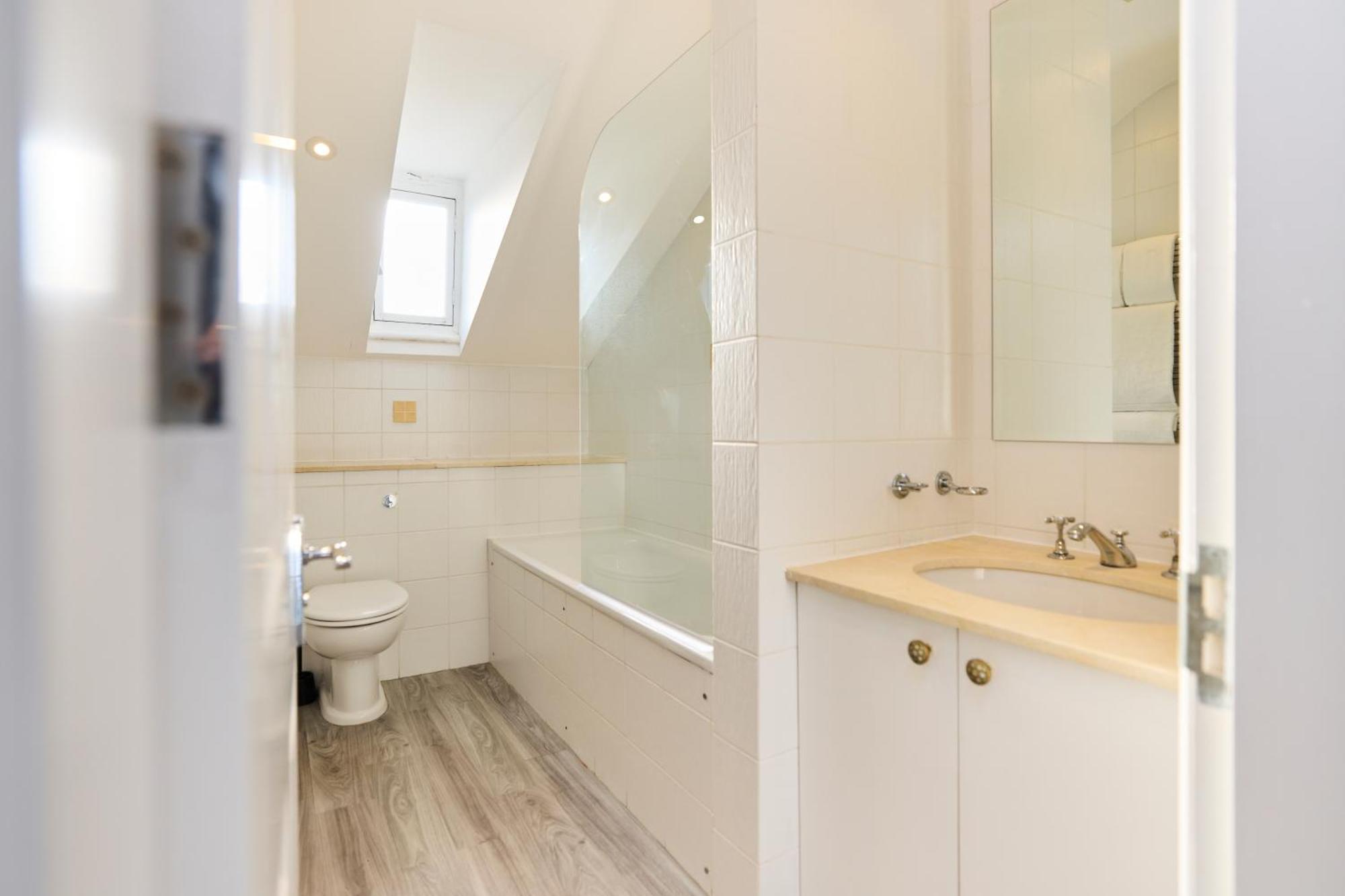 The Hampstead Getaway - Charming 5bdr With Conservatory Apartment