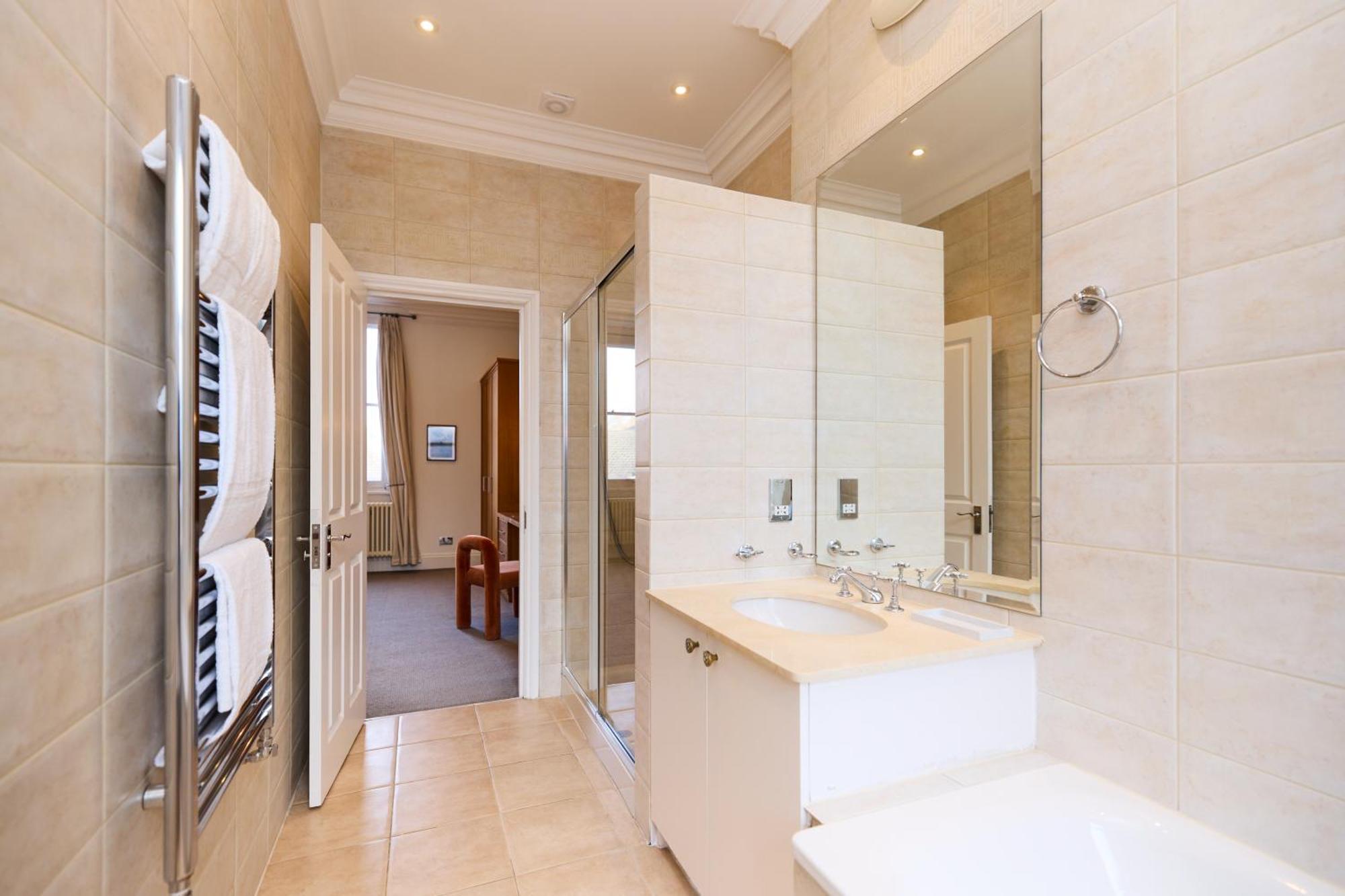 The Hampstead Getaway - Charming 5bdr With Conservatory Apartment