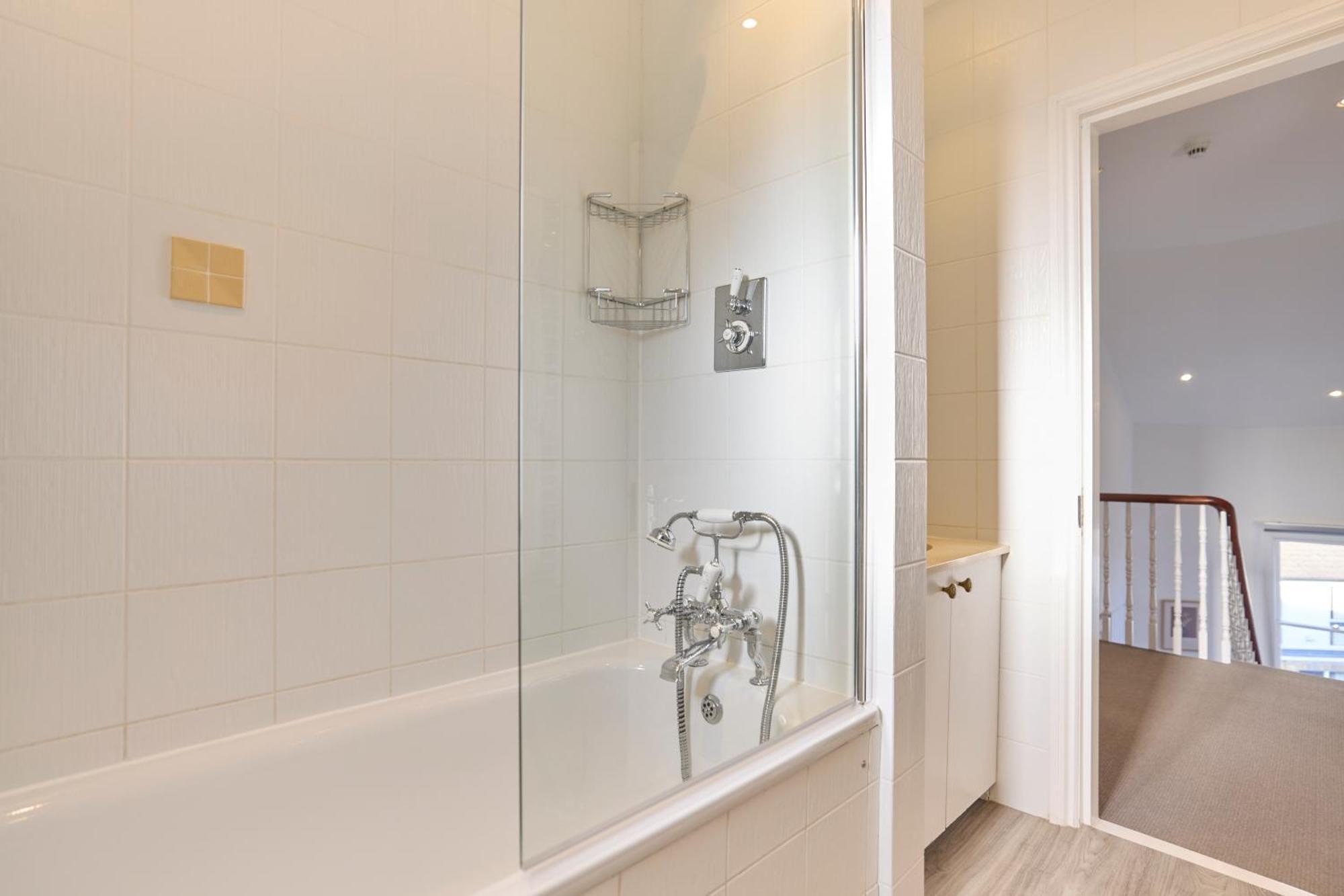 The Hampstead Getaway - Charming 5bdr With Conservatory Apartment *