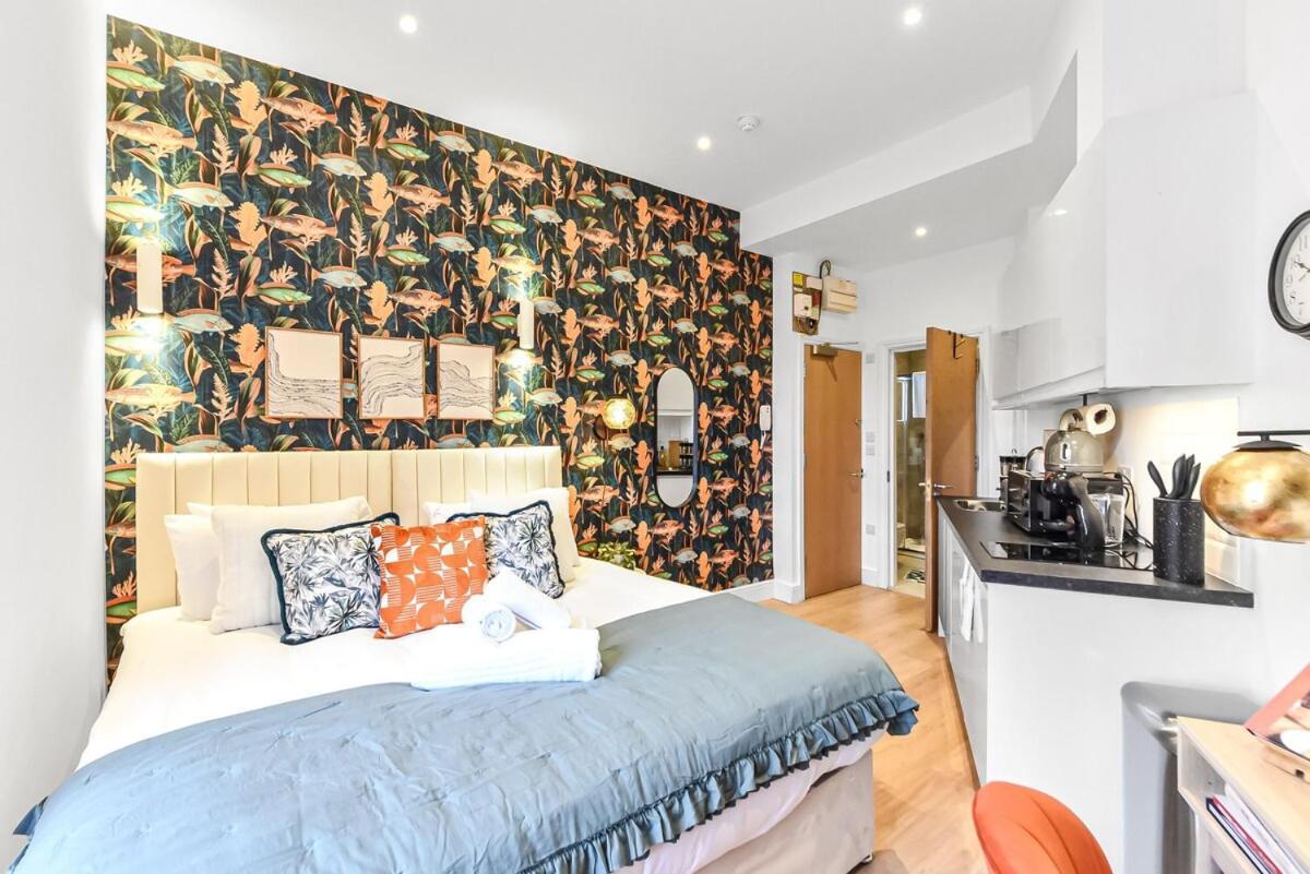 Cute & Compact - Petite With Style! * Londen