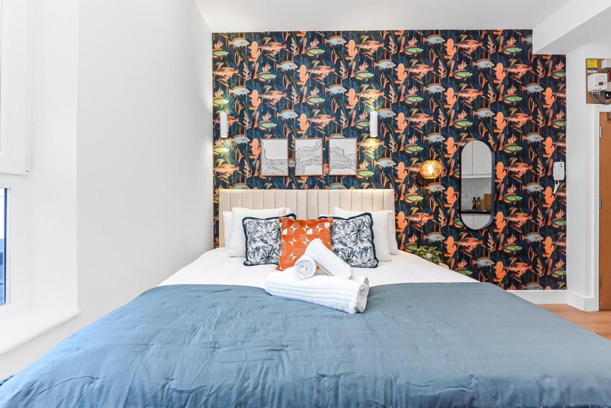 Cute & Compact - Petite With Style! Londen