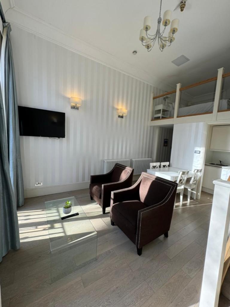 The Paramount 3*