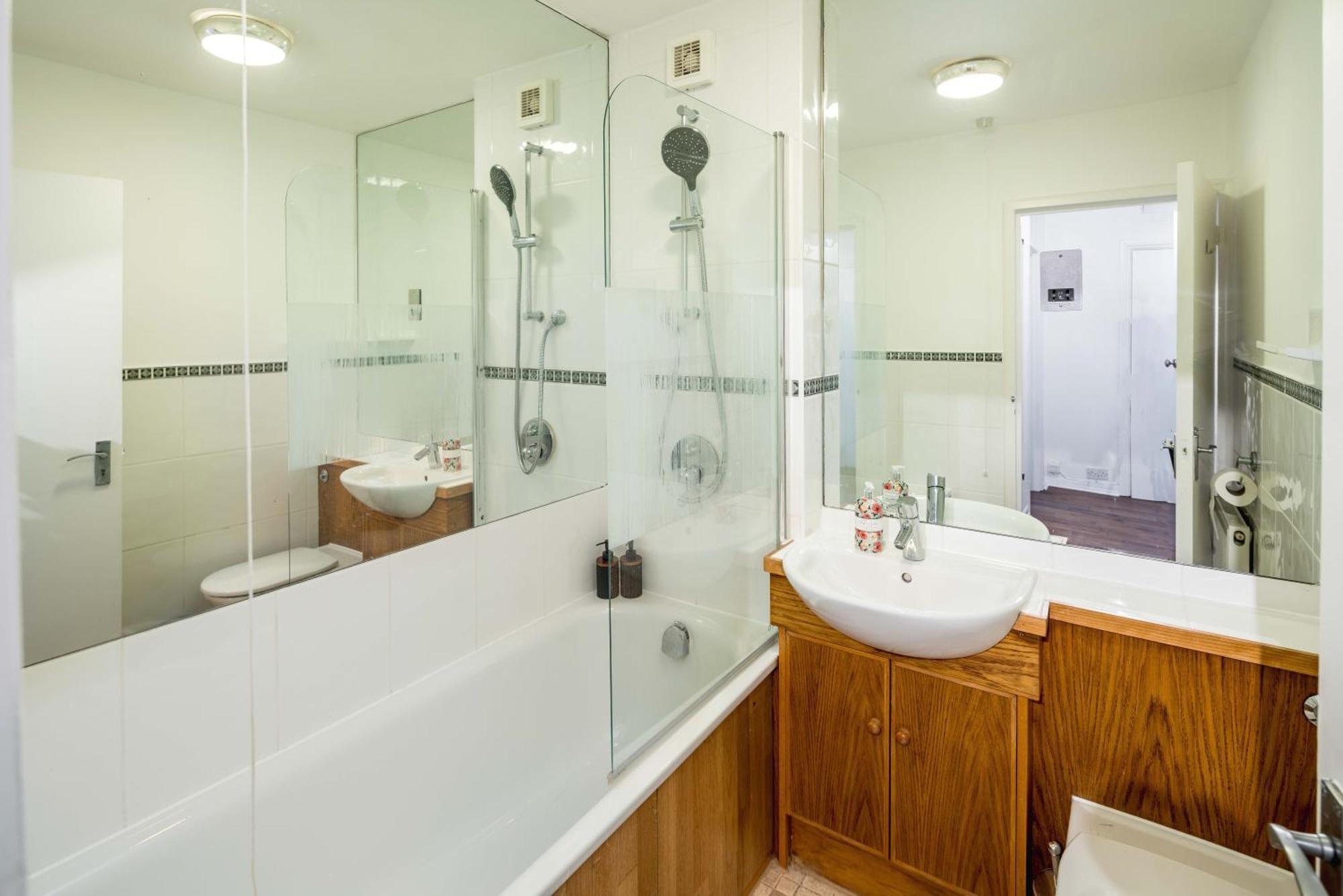 Beautiful 2-bed, 2 Bathrooms Flat In Zone 1, - Just Minutes Walk To High Street Kensington, Earls Court, Hyde Park * Londres