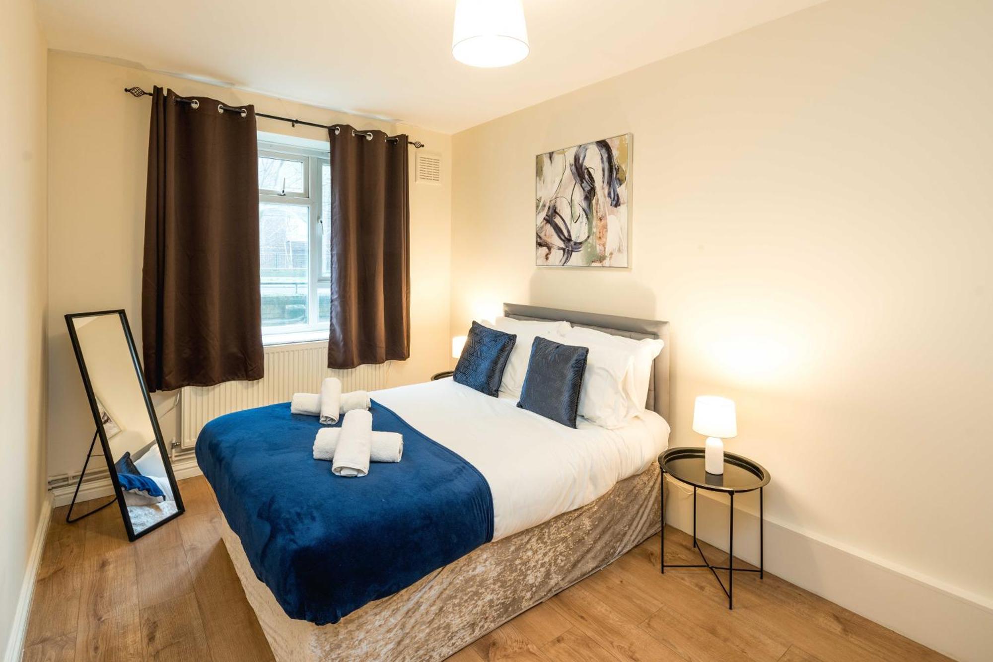 4 Bed Flat - Sleep 8 Apartment *