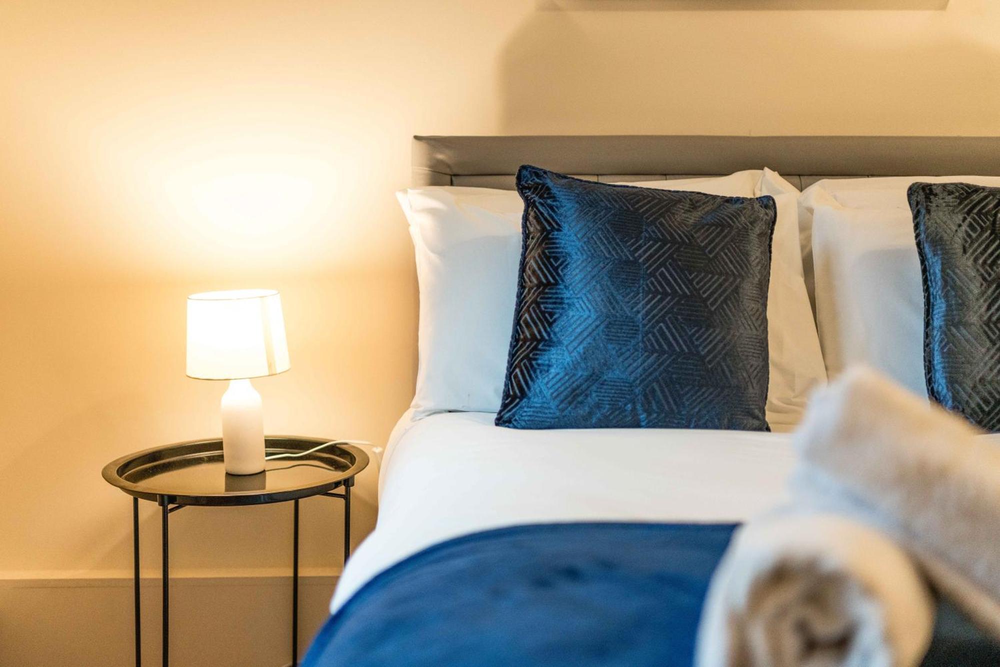 4 Bed Flat - Sleep 8 Apartment London