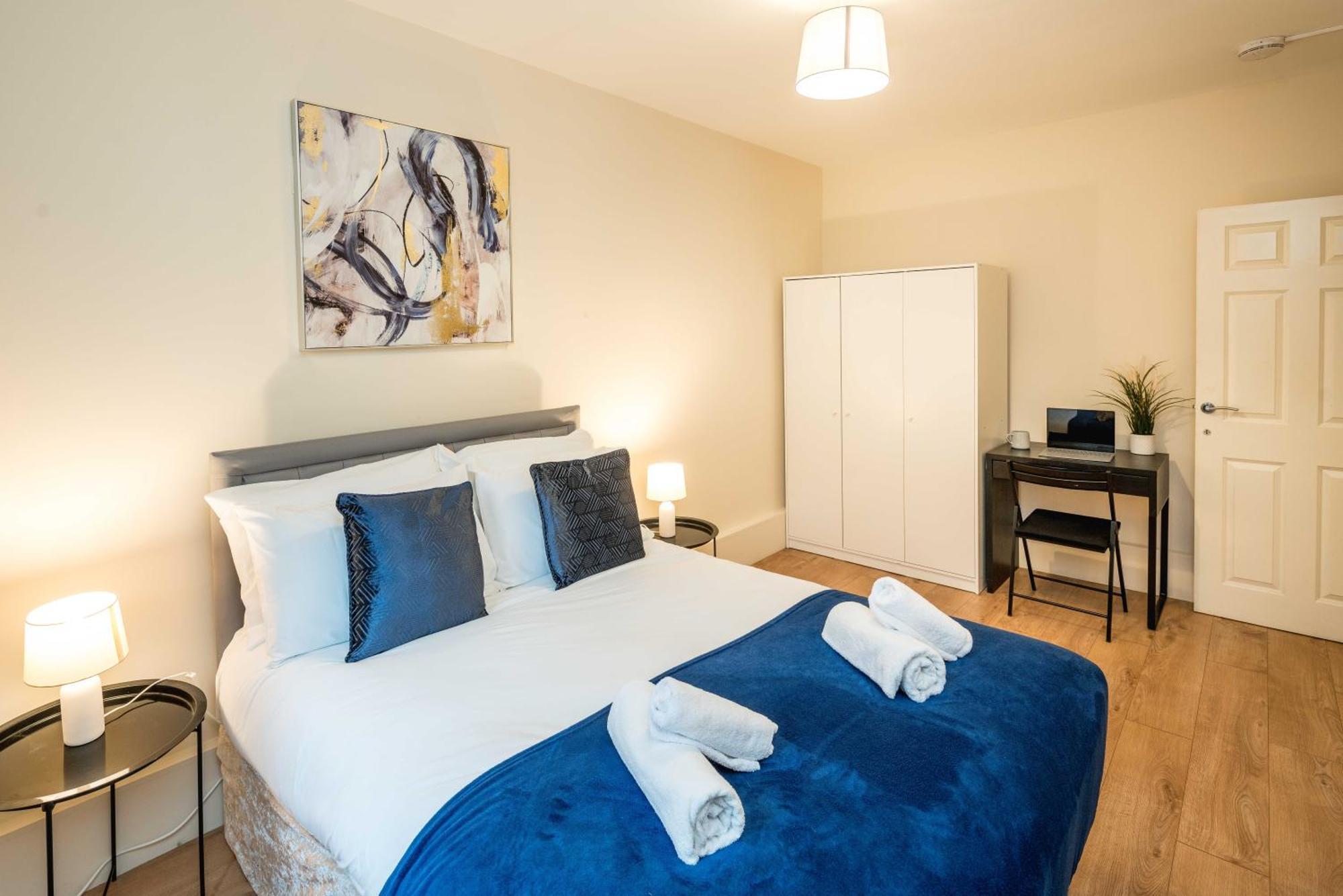 4 Bed Flat - Sleep 8 *