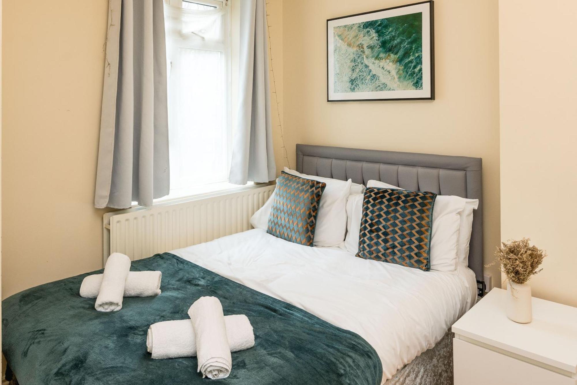4 Bed Flat - Sleep 8 Apartment London