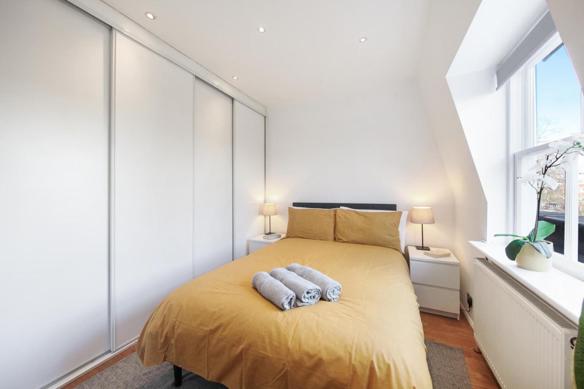 Chic 2br Loft-style In Queensway London