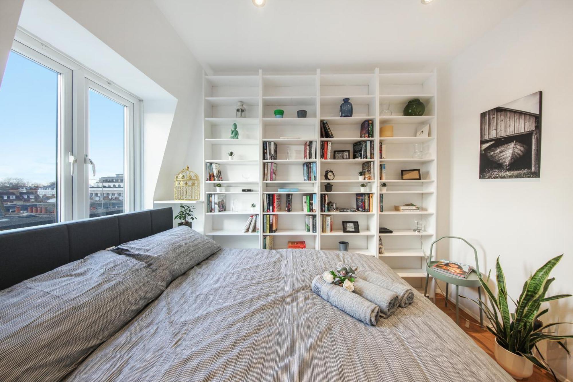 Chic 2br Loft-style In Queensway