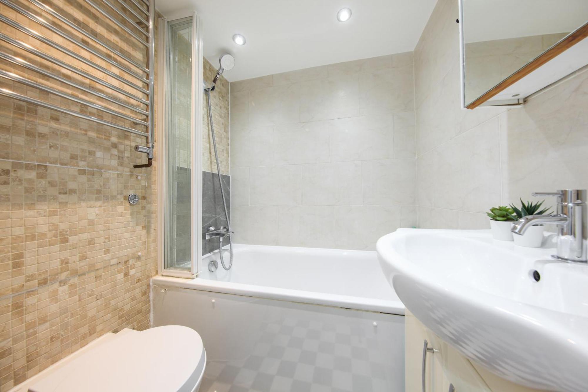 Chic 2br Loft-style In Queensway *