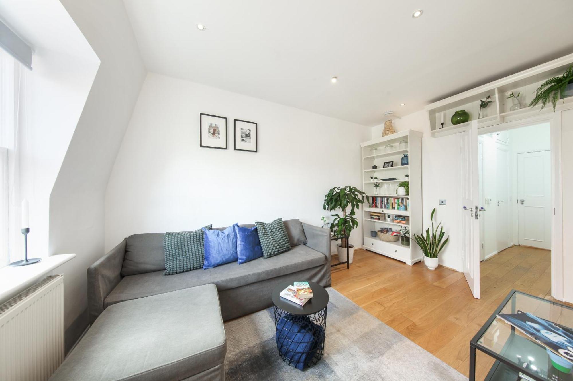 Chic 2br Loft-style In Queensway London