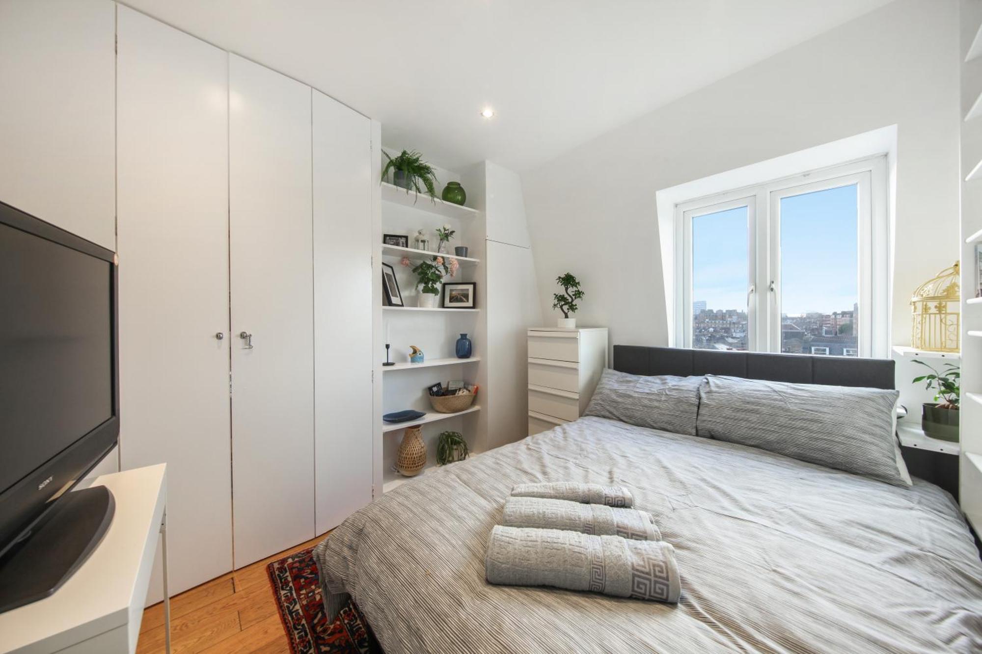 Chic 2br Loft-style In Queensway Apartment
