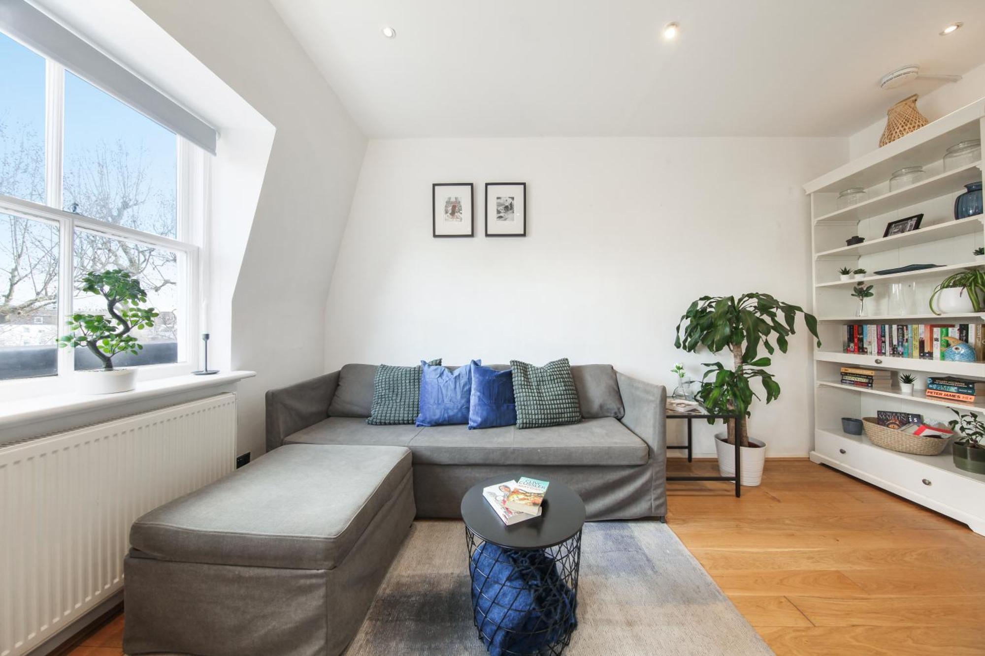 Chic 2br Loft-style In Queensway Apartment *