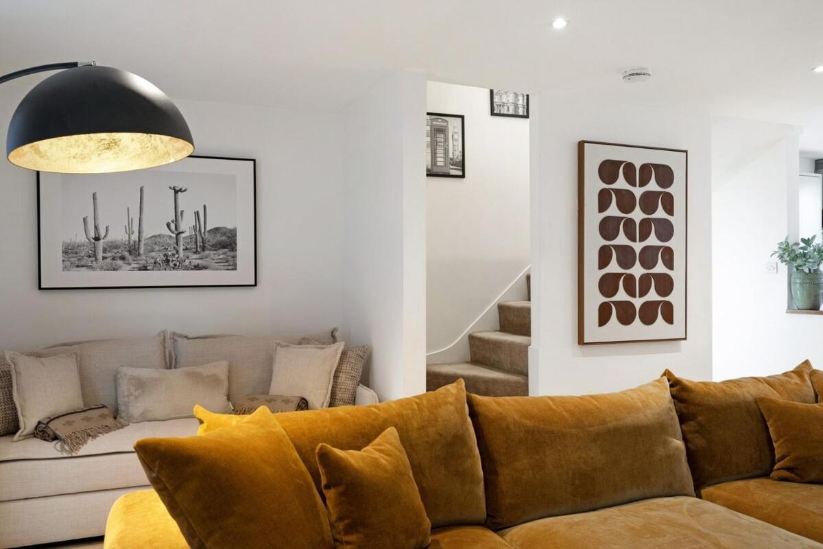 The Riverbank Hideaway * London