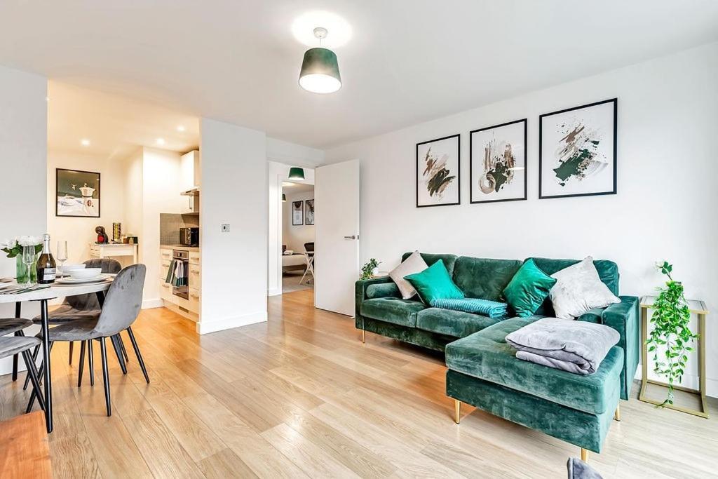 Stylish With Free Parking And Canal Views Apartment *