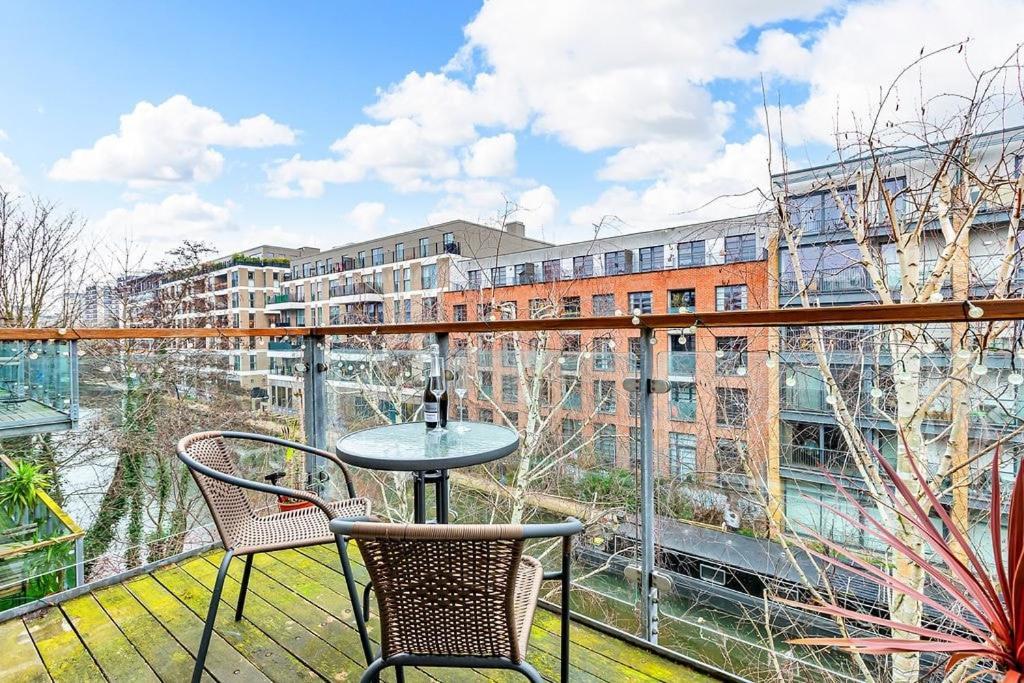 Apartment Stylish With Free Parking And Canal Views
