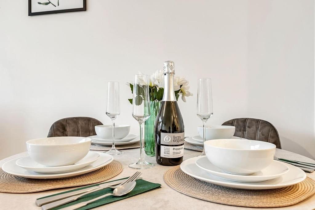 Stylish With Free Parking And Canal Views Apartment *