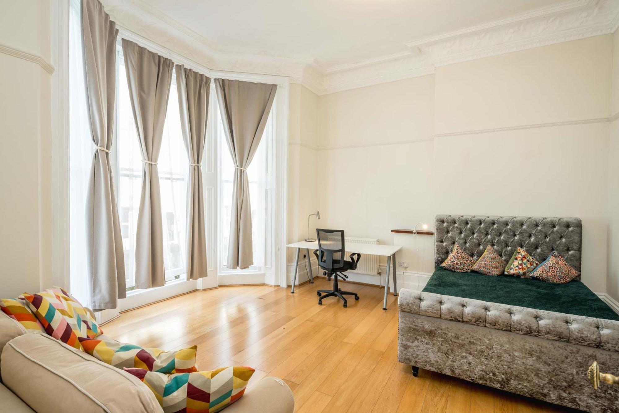Four Beds By The Station Apartment London