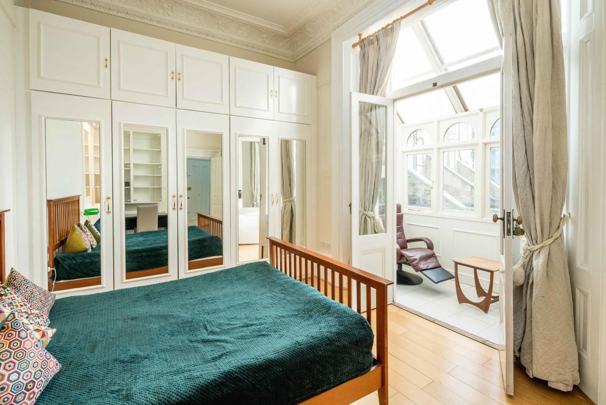 Four Beds By The Station Apartment London