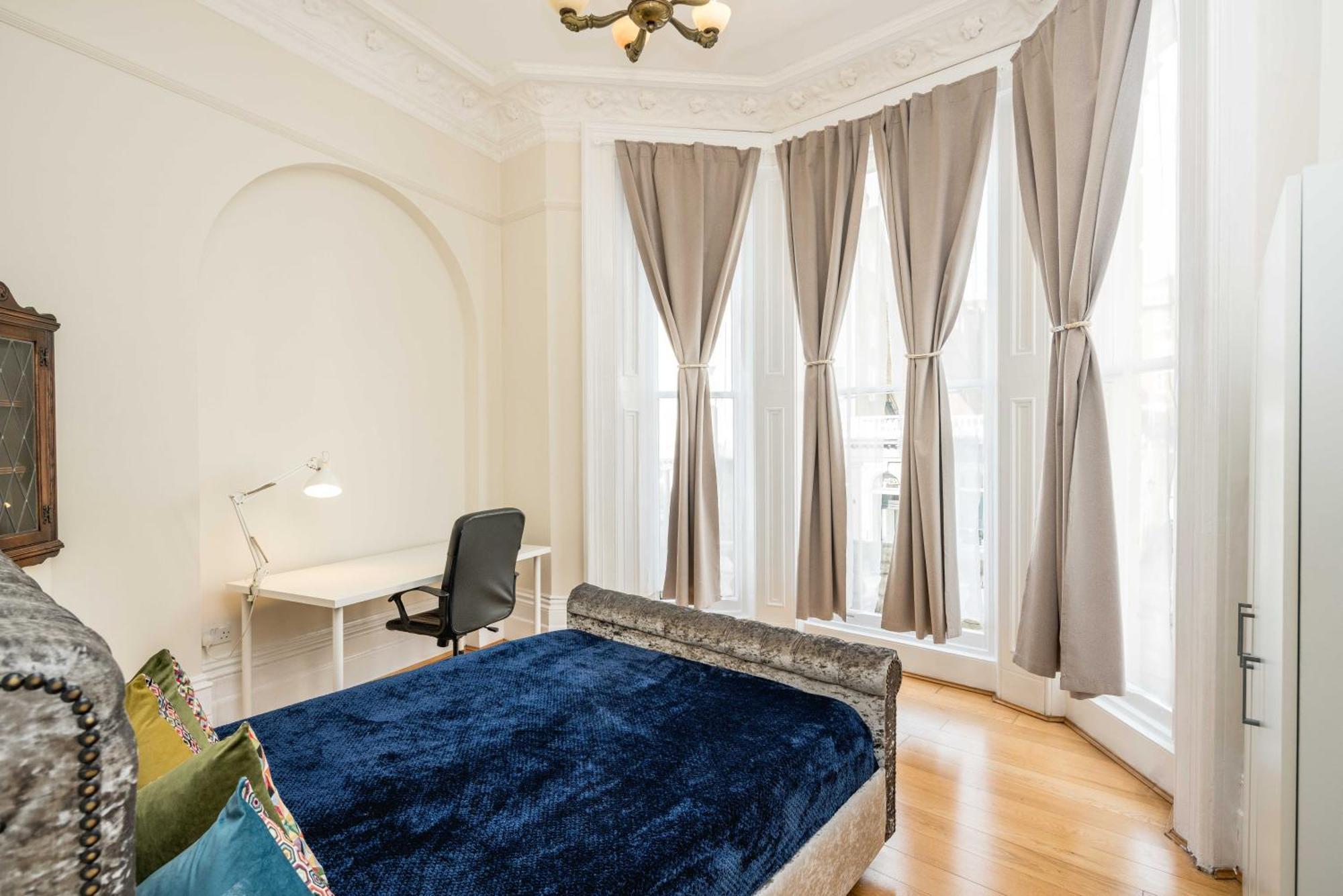 Apartment Four Beds By The Station *