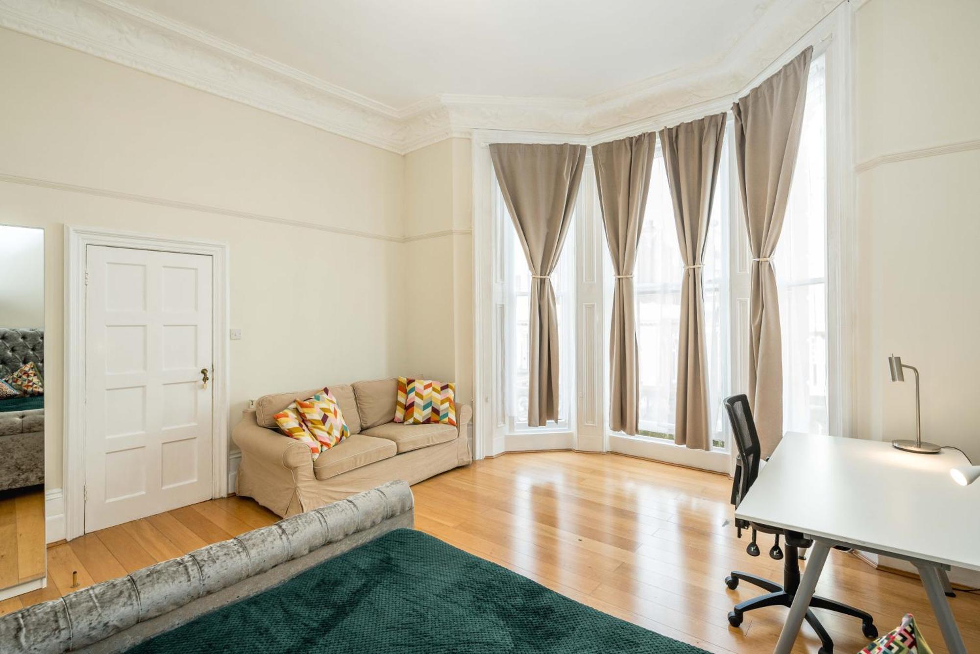 Four Beds By The Station Apartment London