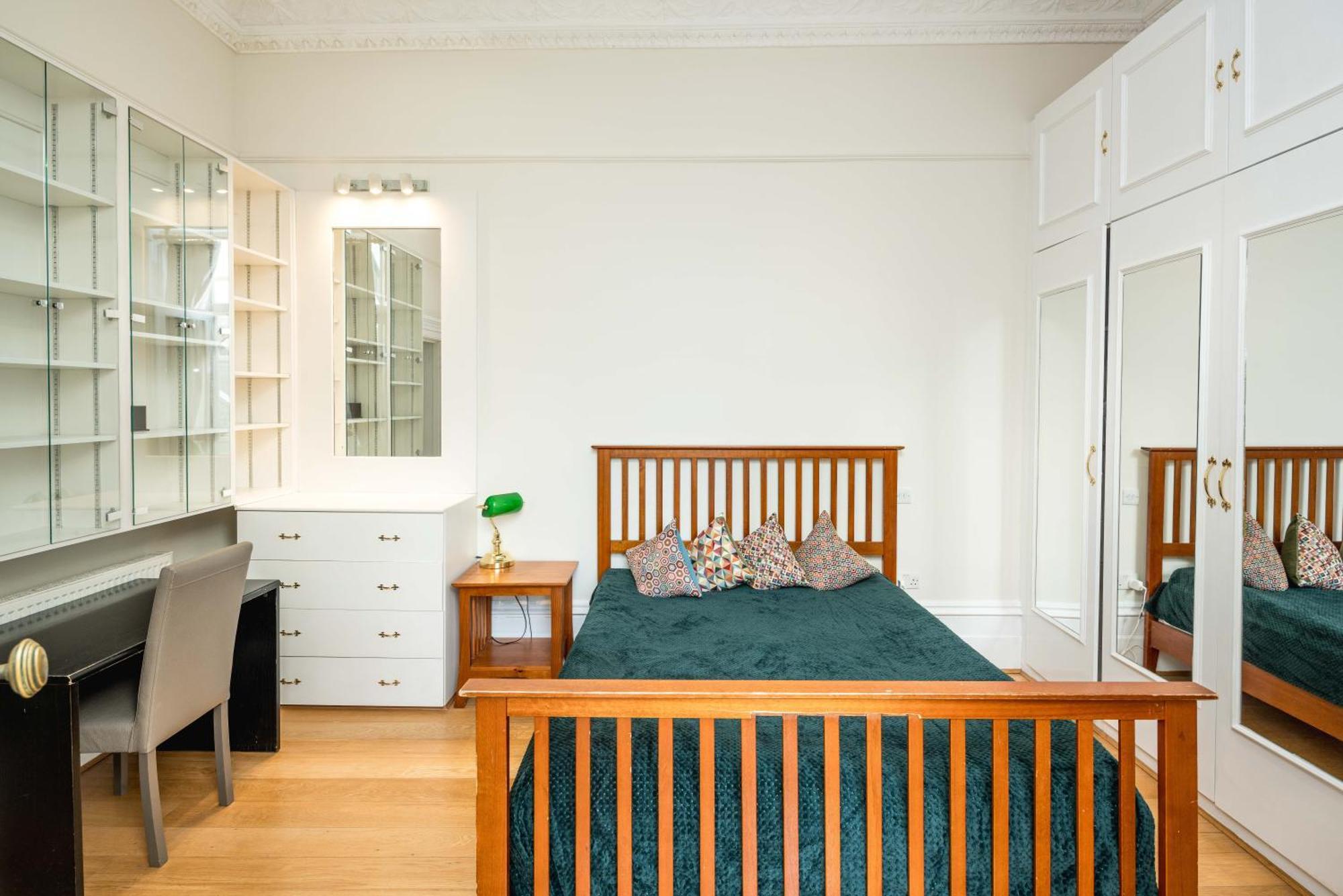 Four Beds By The Station Apartment London