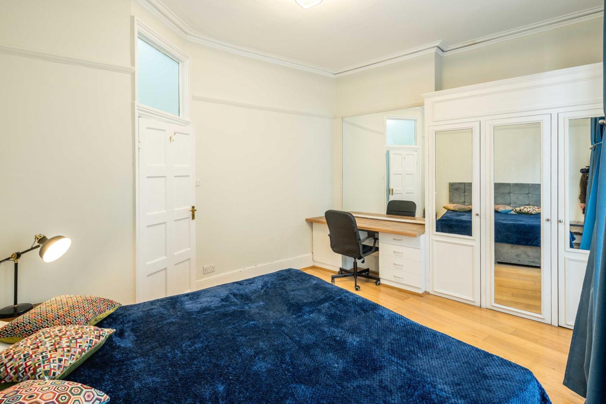 Apartment Four Beds By The Station *