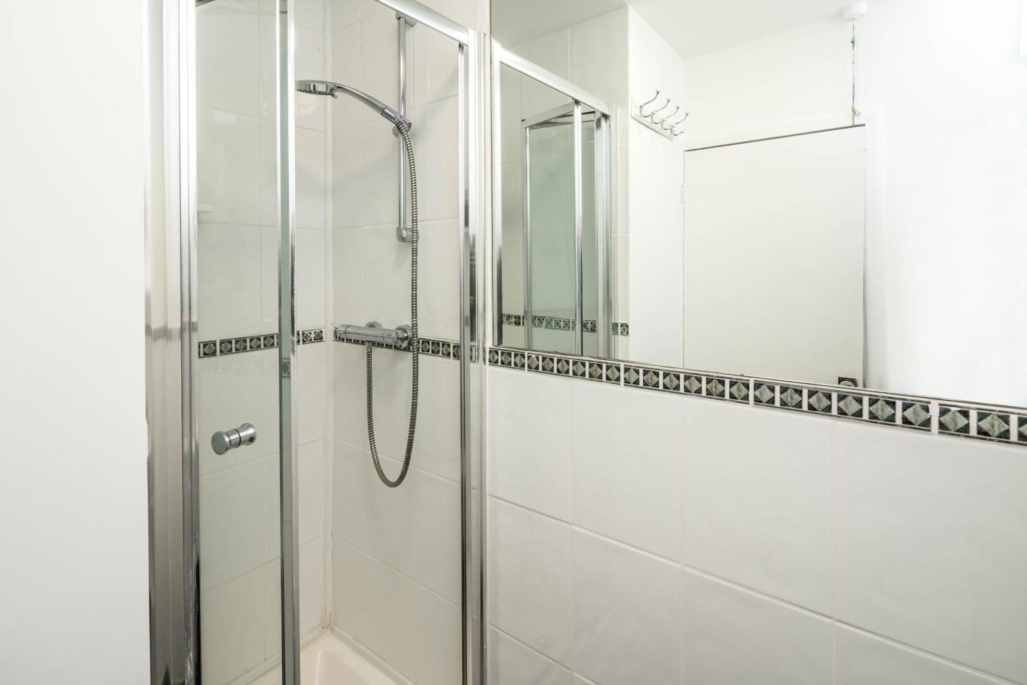 Beautiful 2-bed, 2 Bathrooms Flat In Zone 1, - Just Minutes Walk To High Street Kensington, Earls Court, Hyde Park * Londres