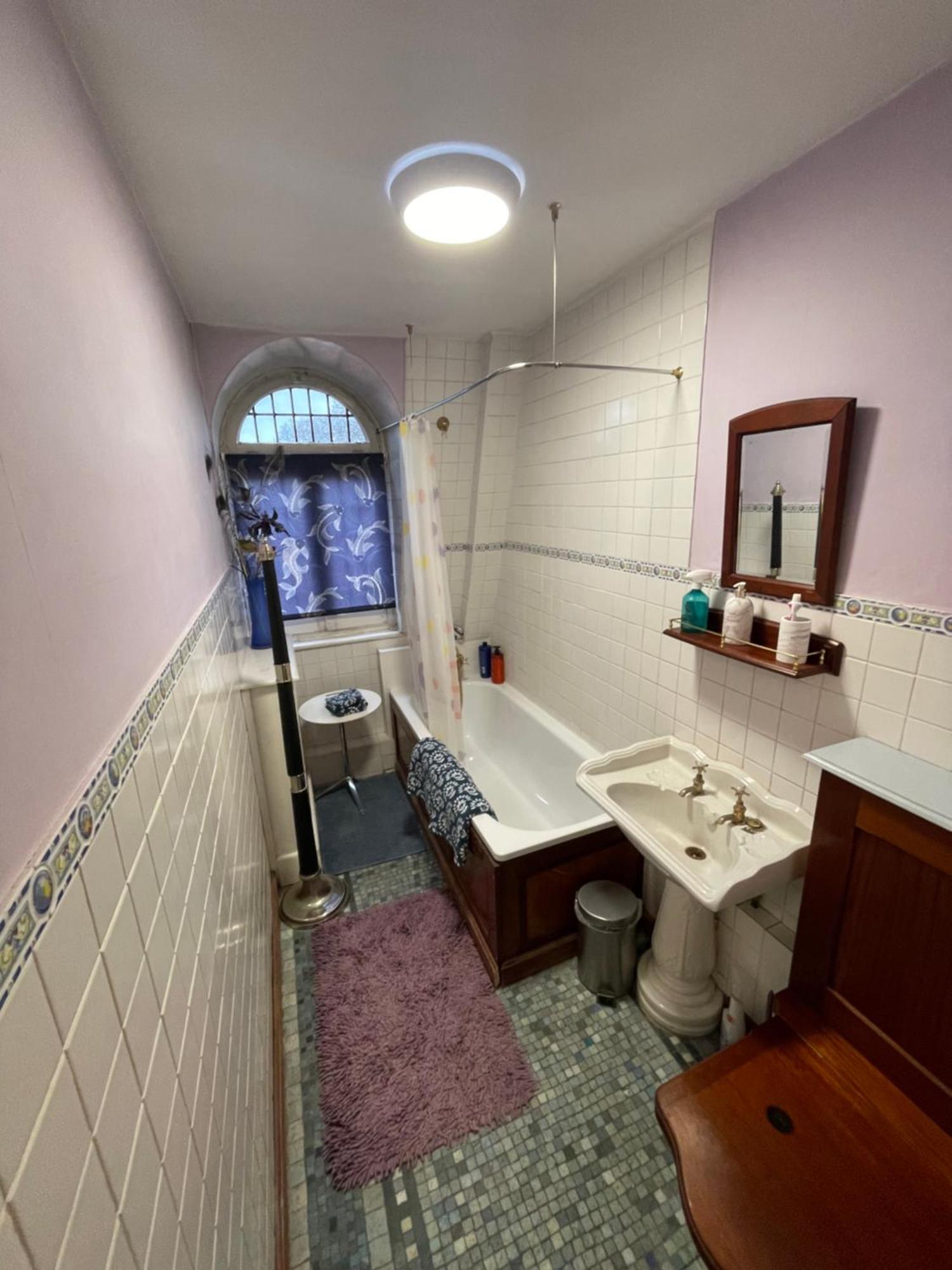Stylish And Comfortable Double Bedroom In Mayfair *