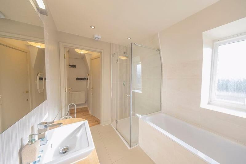 Apartment Airy One-bed In Limehouse With Views Of The