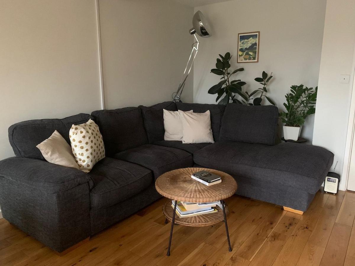 Airy One-bed In Limehouse With Views Of The London