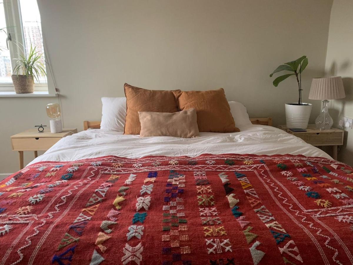 Airy One-bed In Limehouse With Views Of The Apartment London