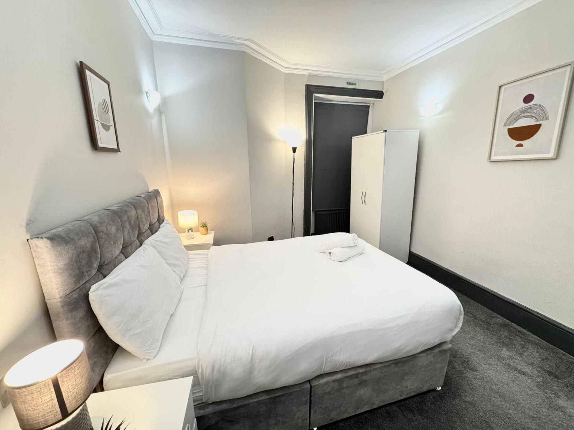 Spacious Hyde Park Family Apartment *