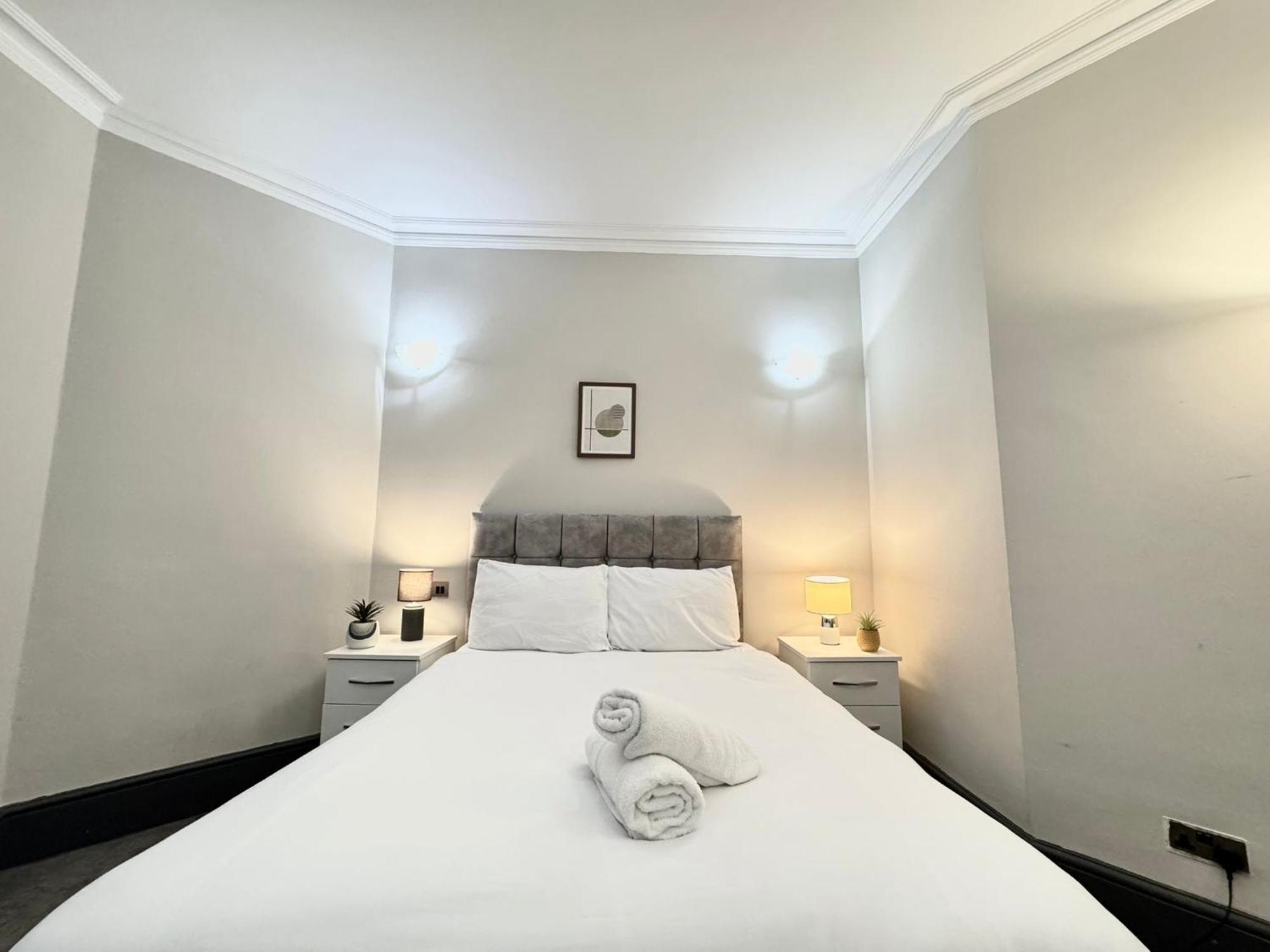 Spacious Hyde Park Family Apartment *