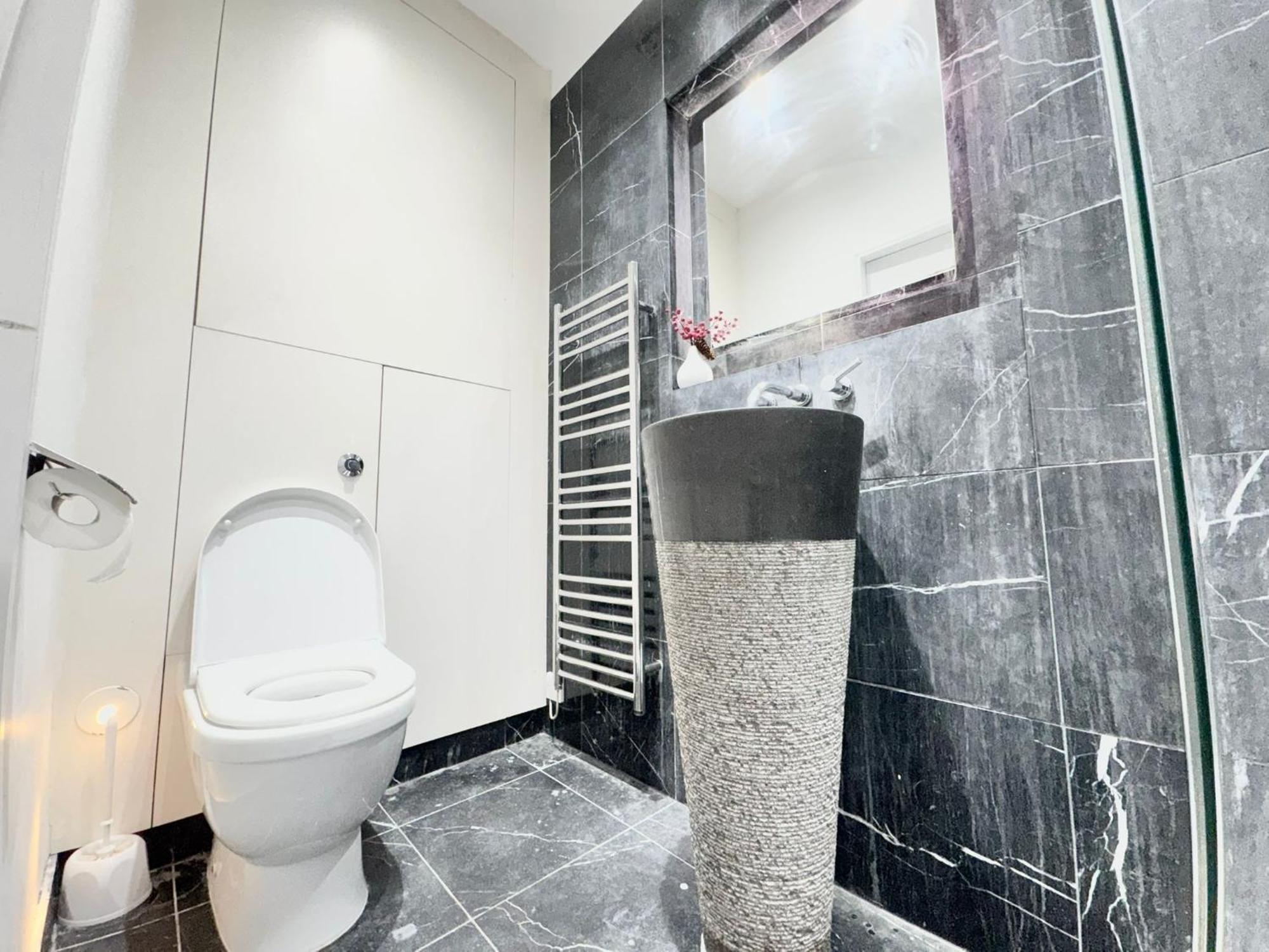 Spacious Hyde Park Family *
