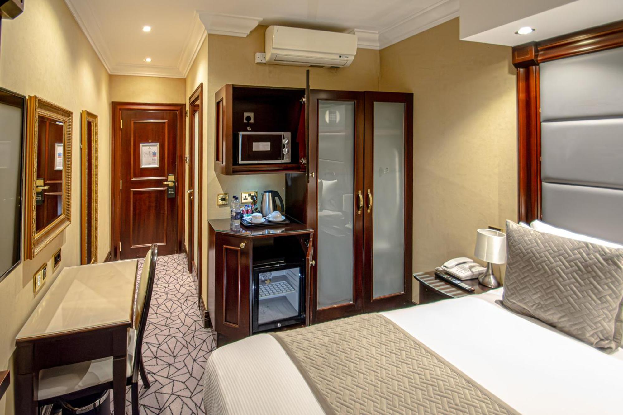Hyde Park International Hotel