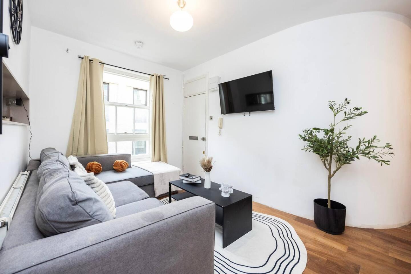 Spacious 2 Bedroom Old Street - Sleeps 6 *