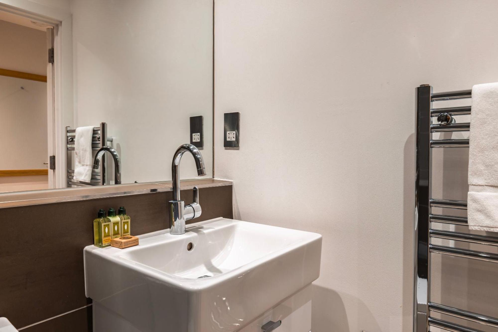 Apartment Barbican Serviced By Lovelystay