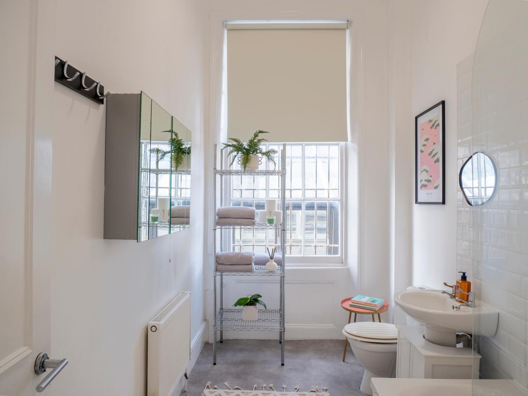 Bright Spacious Location! *