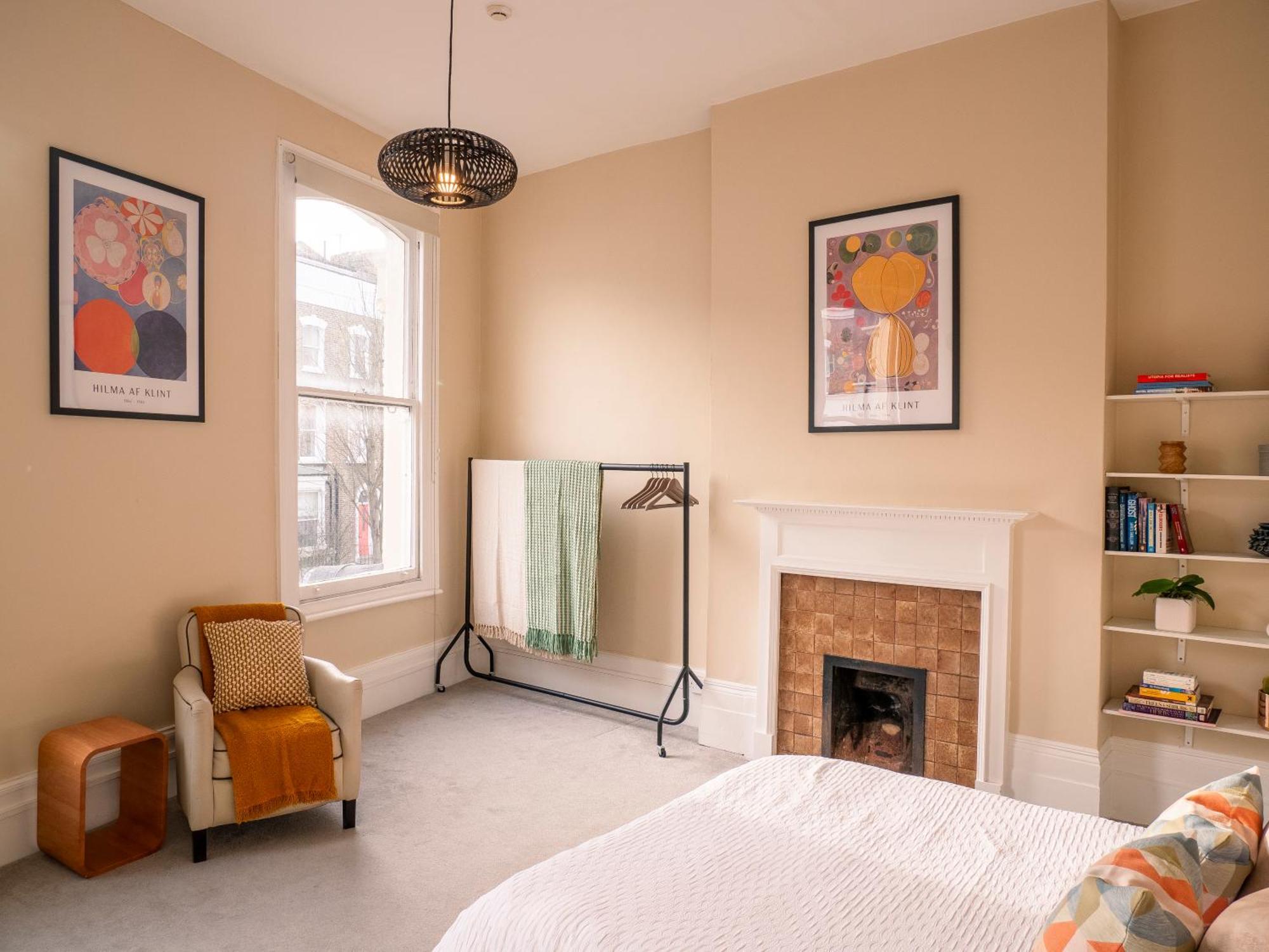 Apartment Bright Spacious Location!